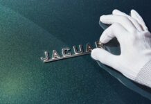 Возвращение Легенды: Jaguar E-Type Reborn в Электрической Эре
В мире, где электромобили