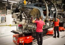 Porsche: Танго на межі-електричний вектор і скорочення в серці німецької мрії