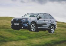 Toyota RAV4 (2018-2025): огляд практичного та економічного сімейного кросовера
