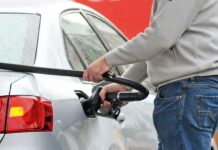 Ціни на бензин падають до чотирирічного мінімуму, але полегшення може бути нетривалим