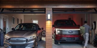 Generální ředitel Fordu přiznává chyby ve strategii elektrických vozidel, nazývá Teslu měřítkem