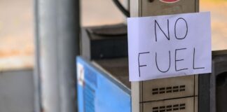 Nedostatek paliva zasáhl Austrálii uprostřed panického nákupu