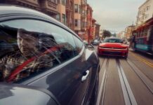 Dodge Charger проти Ford Mustang: Сучасне Відтворення “Баліту”