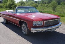 Das Caprice Cabrio aus dem Jahr 1975 wartet