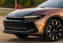 Toyota Crown Platinum против бюджетных люксовых седанов: почему значок на капоте проигрывает