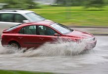 Як керувати автомобілем у сильний дощ, не втрачаючи контролю